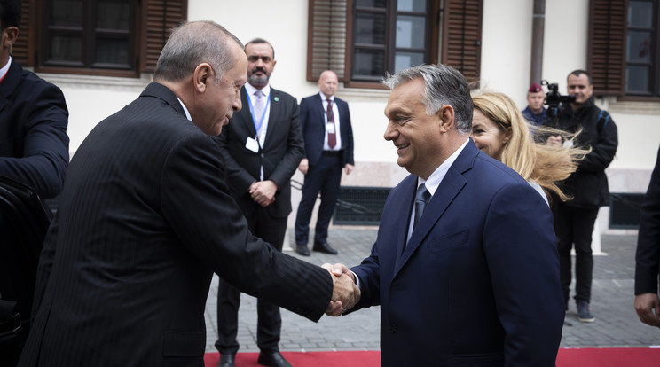 Orbán Viktor nagy mosollyal fogadta Erdogant / Fotó:  MTI/Miniszterelnöki Sajtóiroda/Fischer Zoltán