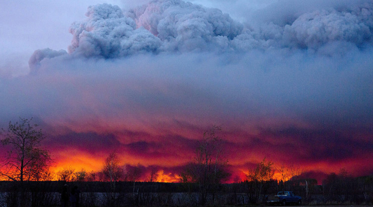Hiába küzd 1100 tűzoltó, nem tudják megfékezni a hatalmas lángokat /Fotó: MTI