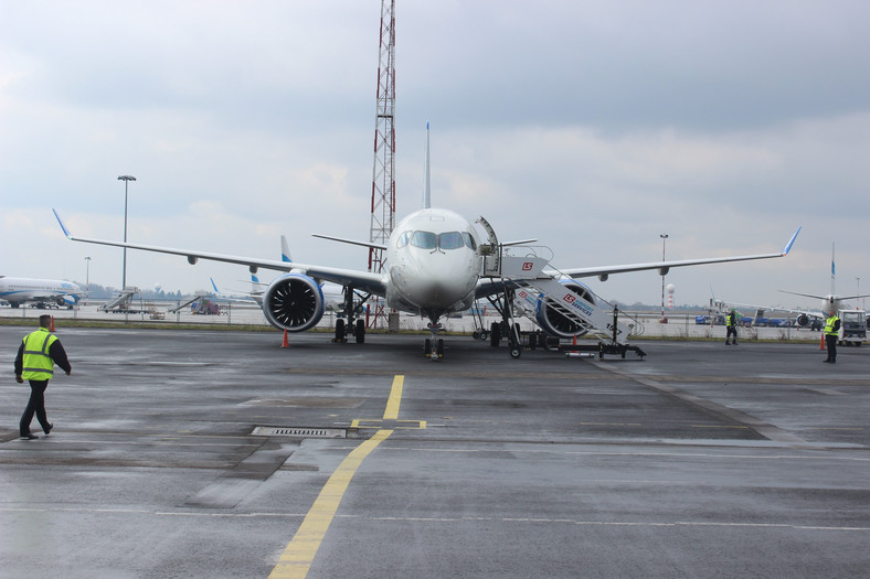 Bombardier CS100 lądował wczoraj po raz pierwszy w Warszawie fot. PLL LOT