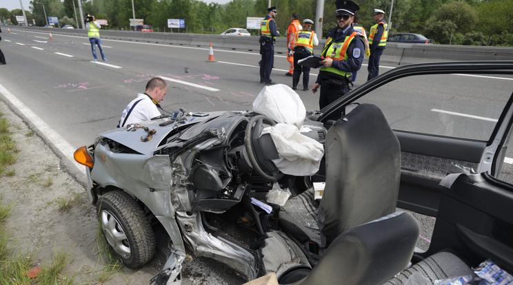  A balesetben a női sofőr beszorult a járműbe, és a helyszínen belehalt sérüléseibe / Fotó: MTI