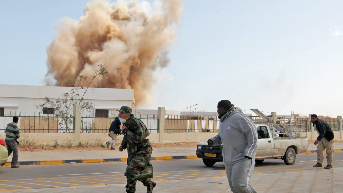 Siły libijskie lojalne wobec Muammara Kaddafiego atakują przy użyciu czołgów i samolotów miasto Zawija na zachodzie kraju, ale rebelianci nadal kontrolują tam centralny plac - poinformowali cytowani przez agencję Reutera świadkowie wydarzeń.