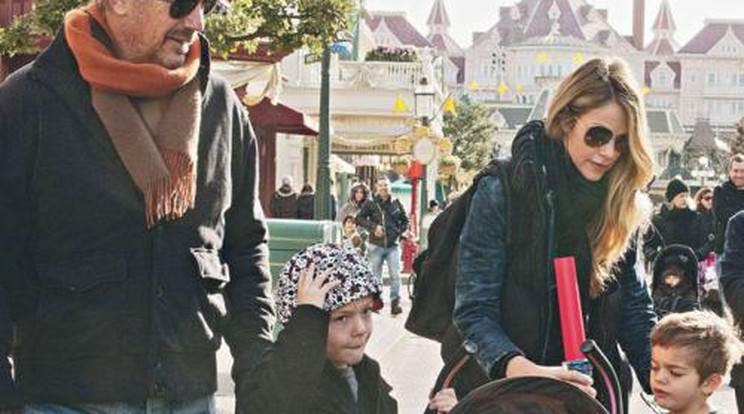 Disneylandben a Costner család
