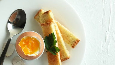 Jak ugotować idealne jajko na miękko? Ważny jest jeden szczegół