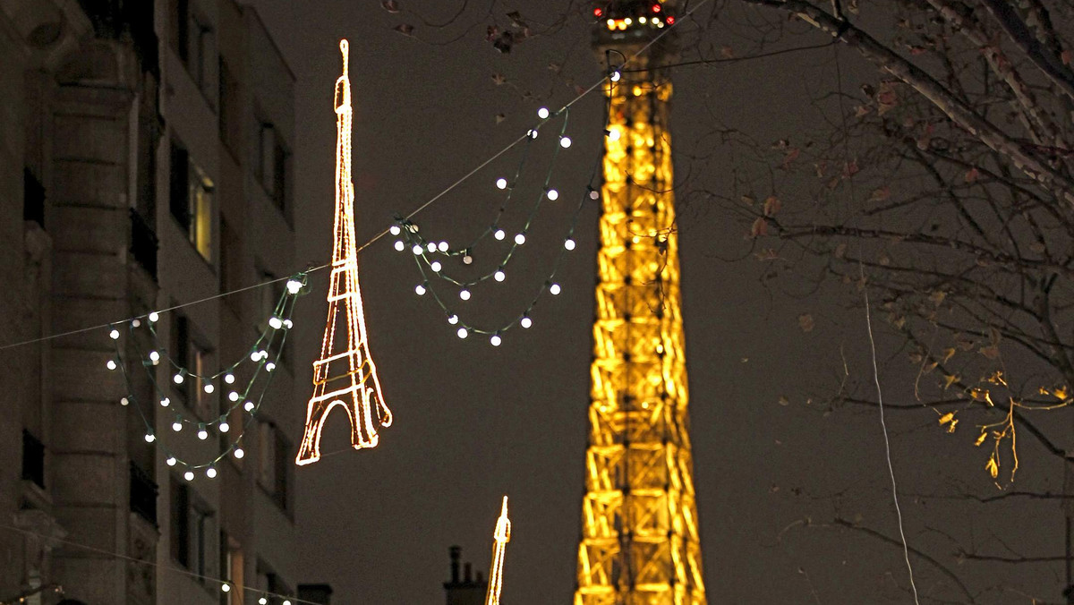 W Paryżu uruchomiono ponownie - po kilku latach przerwy - lodowisko na pierwszym poziomie wieży Eiffela. Jest to najwyżej położona we Francji ślizgawka, wyposażona tym razem w atrakcyjne efekty świetlne.
