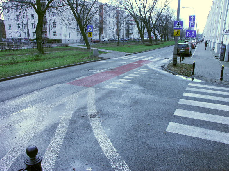 Pas dla rowerów… z przeszkodami dla samochodów