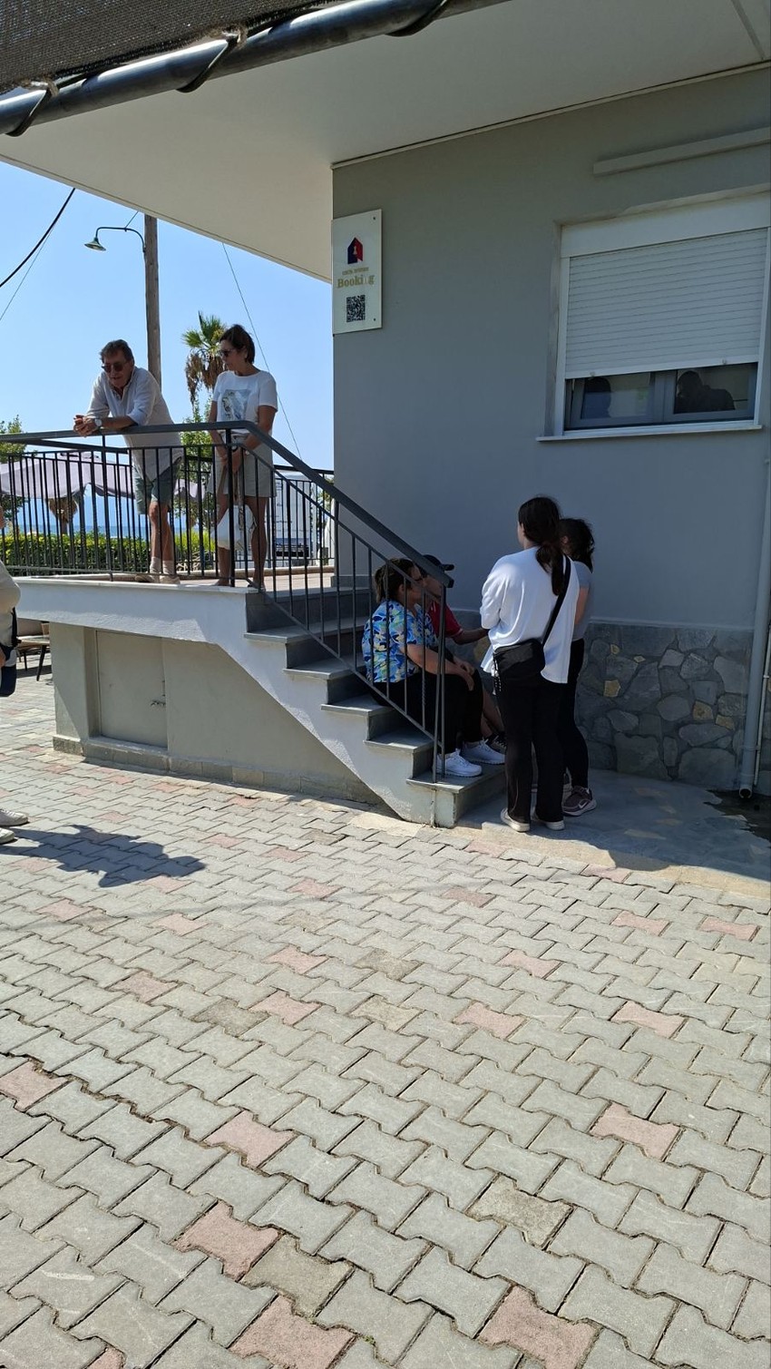 Turisti čekaju rešenje ispred grčke agencije