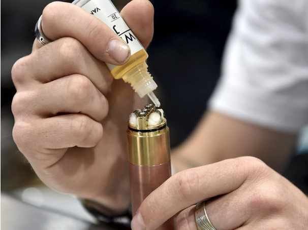 A participant adds vape juice to his electronic cigarette at Vape Summit III in Las Vegas (Nevada) on this May 2, 2015 archive photo. REUTERS / David Becker / Files 