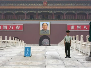 Chiński żołnierz przed Bramą Niebiańskiego Spokoju w Pekinie