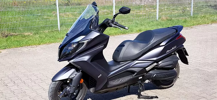 Kymco New Downtown 125i – wielki maksiskuter, którym pojedziesz bez prawka motocyklowego