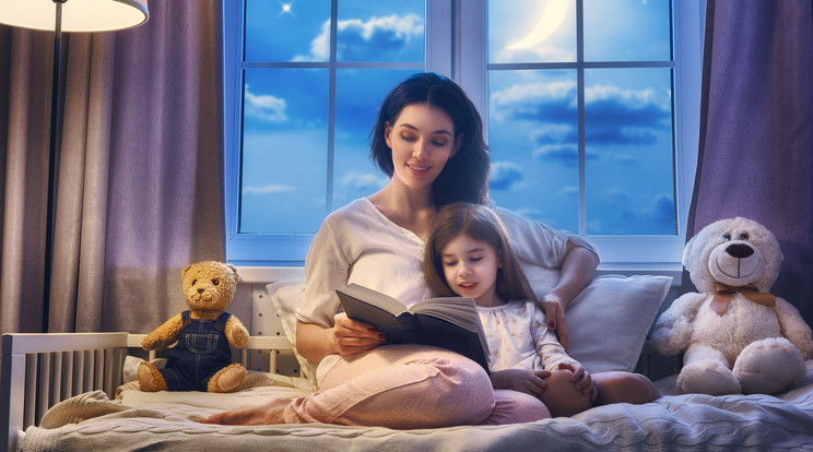 Erősíti a szülő és gyermek közötti kapcsolatot a mese olvasás / Fotó: Shutterstock
