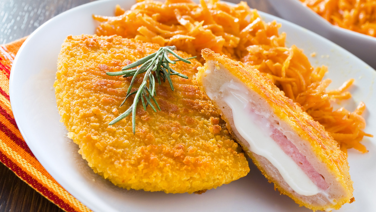Kurczak cordon bleu – na samą myśl o tym wykwintnym daniu aż ślinka cieknie. Aromat delikatnego mięsa z kurczaka przełamany zapachem sera i szynki prosciutto, skusi nawet najbardziej wybrednego amatora potraw z kurczaka.