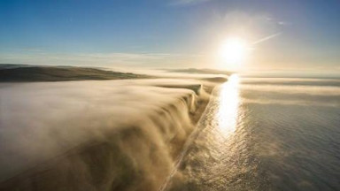 Mgielny wodospad spływający z klifu