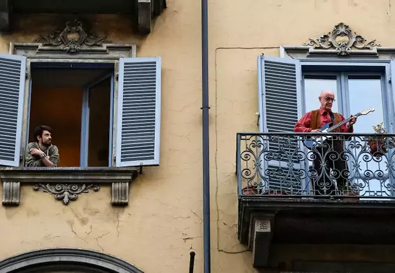 Włoskiego temperamentu nie zamkniesz w domu - Włosi na kwarantannie bawią się na balkonach