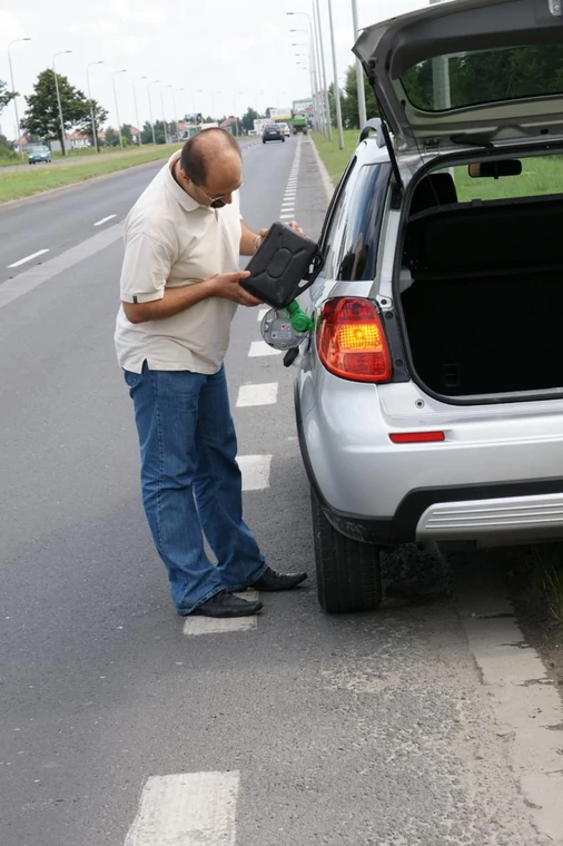 Ile kilometrów przejedziesz na rezerwie? Sprawdziliśmy jak kłamią wskaźniki zasięgu i dlaczego?