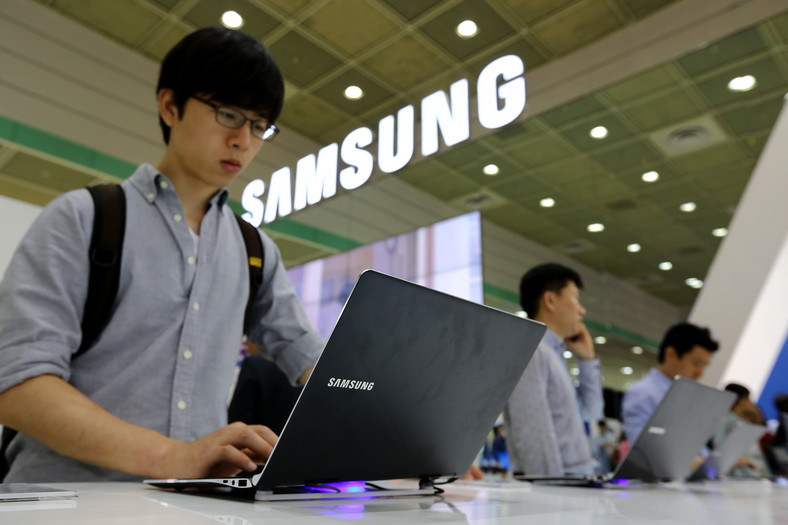 Odwiedzający targi World IT Show 2013 w Seulu testuje laptopa Samsung Chronos serii 7. Seul, Korea Południowa 21.05.2013,