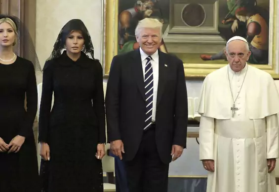 To zdjęcie Donalda Trumpa z papieżem Franciszkiem przejdzie do historii