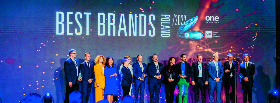 Gala nagród Best Brands: na scenie zwycięzcy, osoby wręczające nagrody i keyspeakerzy. Wśród laureatów znalazły się firmy takie jak Samsung, Bosch, Media Expert, Allegro i Jerónimo Martins.