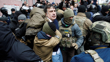 Awantura podczas zatrzymania Saakaszwilego. Były prezydent Gruzji uwolniony, udał się w stronę parlamentu