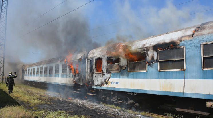 Vagonok lángoltak Debrecenben - Fotó: Hajdú-Bihar Megyei Katasztrófavédelmi Műveleti Szolgálat