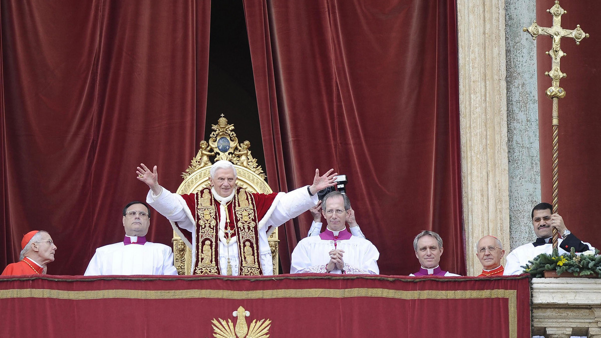 "Prawda z ziemi wyrośnie" - stwierdził w bożonarodzeniowym orędziu Benedykt XVI. Papież zaznaczył, że owa prawda przyjmuje postać rzeczywistego Dziecka narodzonego z Niewiasty. Dodał, że Jezus jest nadzieją dla tych obszarów na Ziemi, gdzie brak jest pokoju.