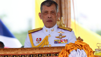 Król Tajlandii mimo zakazu świetnie się bawi w Niemczech. To nie jest jedyny skandal z jego udziałem