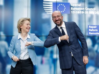 Przewodnicząca KE Ursula von der Leyen i szef Rady Europejskiej Charles Michel w trakcie szczytu w Brukseli