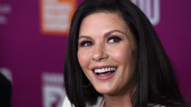 Catherine Zeta-Jones wciąż zachwyca sylwetką. Idealną figurę podkreśliła seksownym garniturem