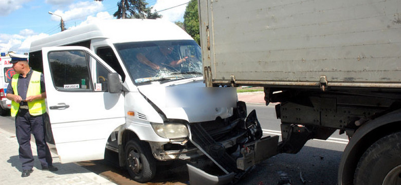 Wadowice: bus uderzył w tył ciężarówki
