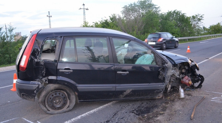 Csúnyán összetörte autóját egy ittasan vezető nő, két oszlopnak is neki hajtott / Fotó: Police.hu