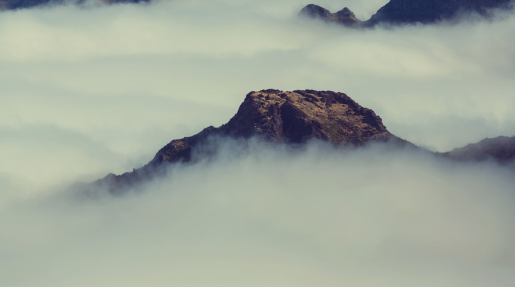 Ugyanígy lepi be az országot a köd, csak  magasabb hegycsúcsok menekülnek meg / Fotó: Northfoto