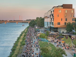 Woda i gwarny bulwar (lub plaża), a nad nimi luksusowe apartamentowce (tutaj warszawski The Tides). To połączenie, które karierę robi na całym świecie, ale nie zawsze się sprawdza