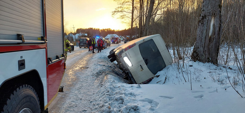 Groźny wypadek pod Olsztynem. Bus z pasażerami zjechał do rowu