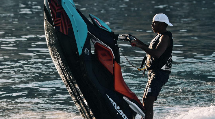 A Mercedes brit
pilótája jet-skivel
is komoly trükkökre képes, de
a motorcsónakot
is elvezeti