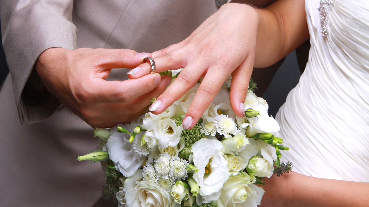 Czy po ślubie trzeba nosić obrączkę na palcu? Ksiądz wyjaśnia