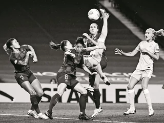 Spektakularna przewrotka w wykonaniu Ewy Pajor z VfI Wolfsburg w meczu z FC Barcelona podczas półfinałów Ligi Mistrzów Kobiet UEFA w sierpniu 2020 r. 