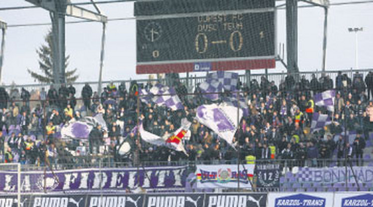 Bár az egyik lelátót átépítik, a szurkolók így is saját stadionjukban láthatják a lila-fehéreket / Fo­tó: Isza Ferenc