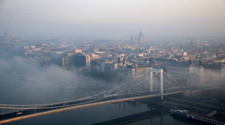 a parkolóhelyért köröző kocsik rengeteg káros anyaggal terhelik a főváros levegőjét / Fotó: Parkl