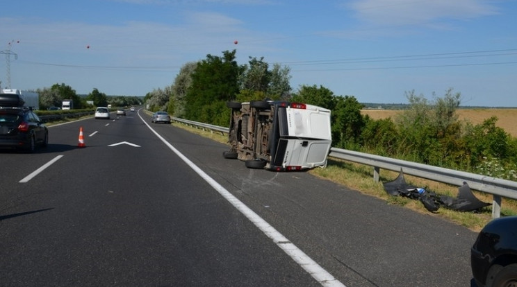 Többször átpördült az oldalán egy kisteherautó az M7-es autópályán, miután egy személygépjármű hirtelen fékezést hajtott végre előtte. / Fotó: police.hu