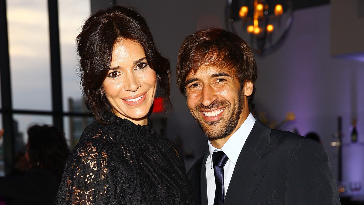 Zdjęcie Raula, byłego hiszpańskiego piłkarza, oraz jego żony Marii del Carmen Redondo Sanz znalazło się na okładce hiszpańskiej edycji magazynu "Vanity Fair". Para wypadła znakomicie.