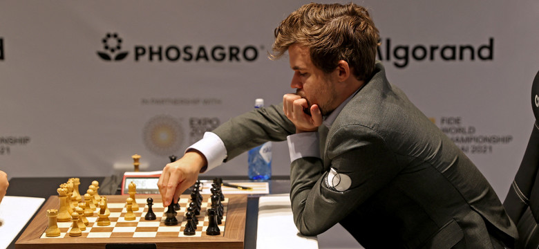 Magnus Carlsen z piątym tytułem mistrza świata. Wykorzystał błąd rywala [WIDEO]