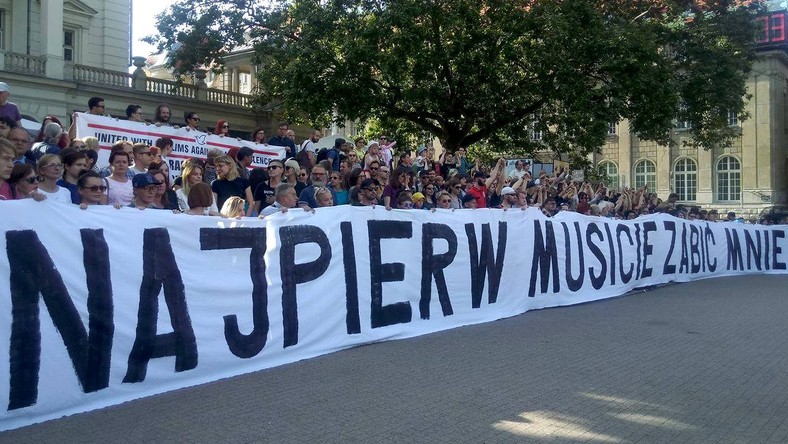 Protest był apolityczny - zabroniono przynoszenia symboli partii oraz stowarzyszeń