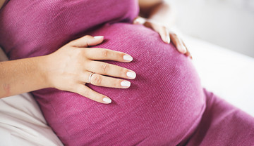 Jak wywołać poród? Położna mówi, jakie domowe metody działają