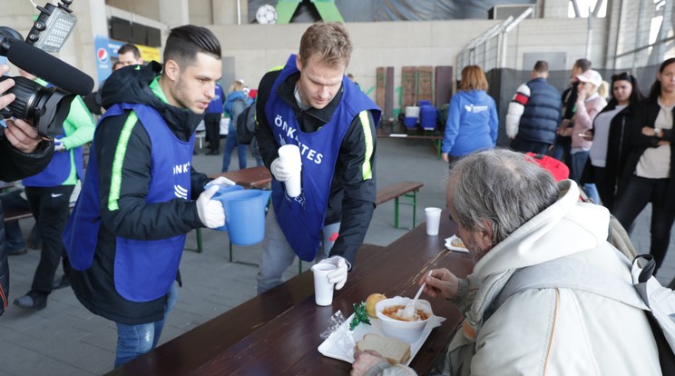 Bőle Lukács és Dibusz Dénes, a futballcsapat két játékosa is kivette a részét a jótékonysági akcióból / Fotó: Grnák László