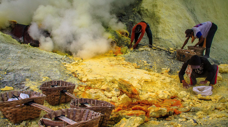 A kénbánya munkakörülményei valóban borzalmasnak tűnnek / Fotó: Northfoto