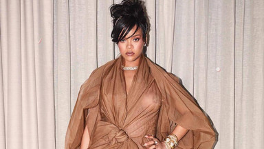 Rihanna w okropnej stylizacji. Co ona ma na sobie?! Koszmar goni koszmar