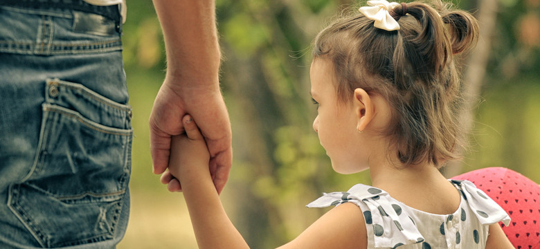 Adopcja – czy warto szukać biologicznej rodziny?