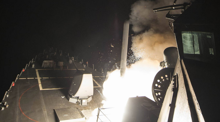 Az Amerikai Haditengerészet által kiadott fotó: a hajnali rakétatámadás iindítása az USS Porter fedélzetéről / Fotó: AFP