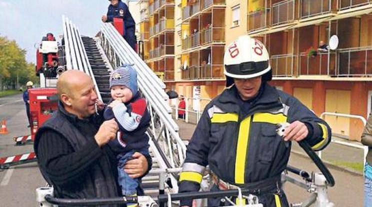 Tűzoltók lepték meg a súlyos beteg kisfiút