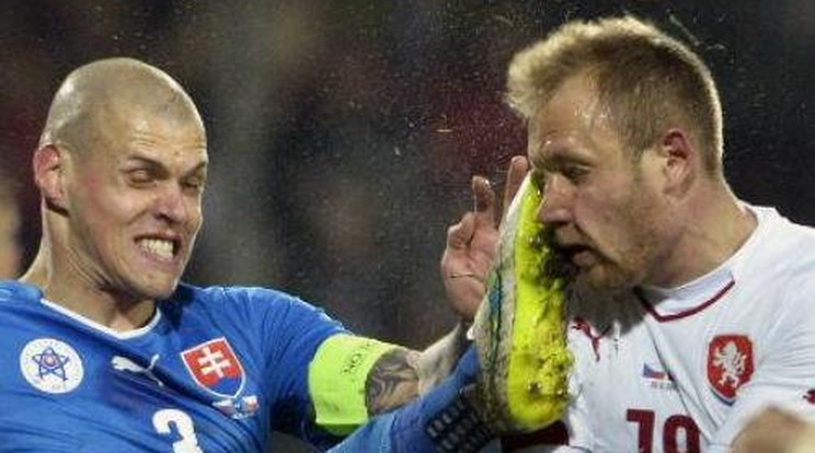 Durva! Lerúgta ellenfele fejét Skrtel