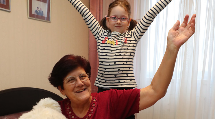 Berni és nagymamája, ­Mária együtt örült a Blikk ötvenezres nyereményének / Fotó: Grnák László